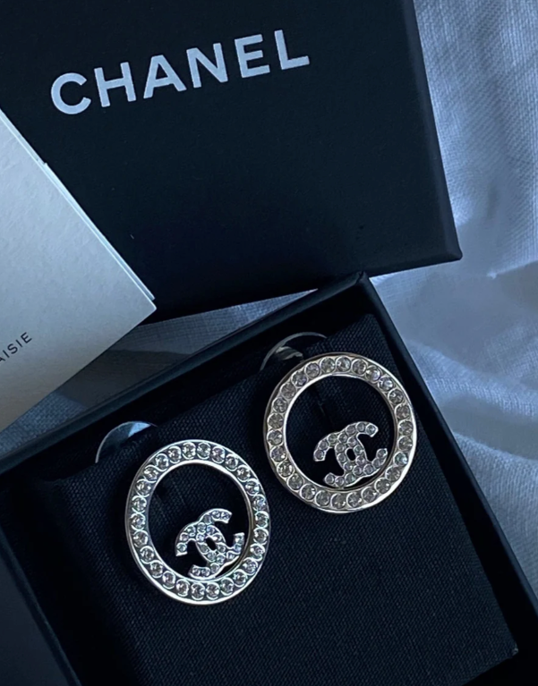 The Crystal Halo Studs - Silver | The Modern Icon