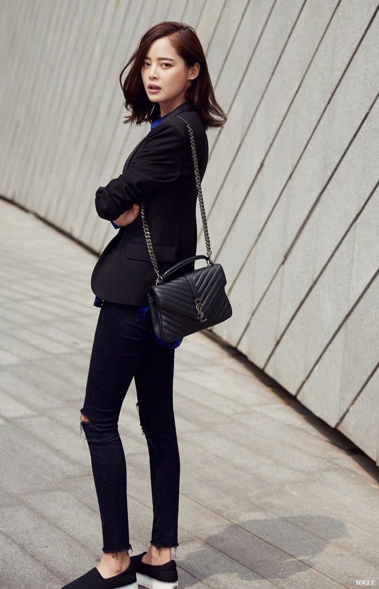 The Envelope Medium Bag - All Black / So Black | The Monogram Essential